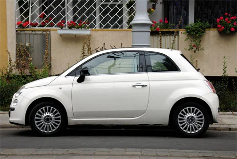 weißer Fiat 500 – Beispiel für Gebrauchtwagenankauf Traunstein
